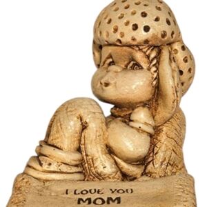 Charming cream figurine featuring a sweet 'I Love You Mom' message